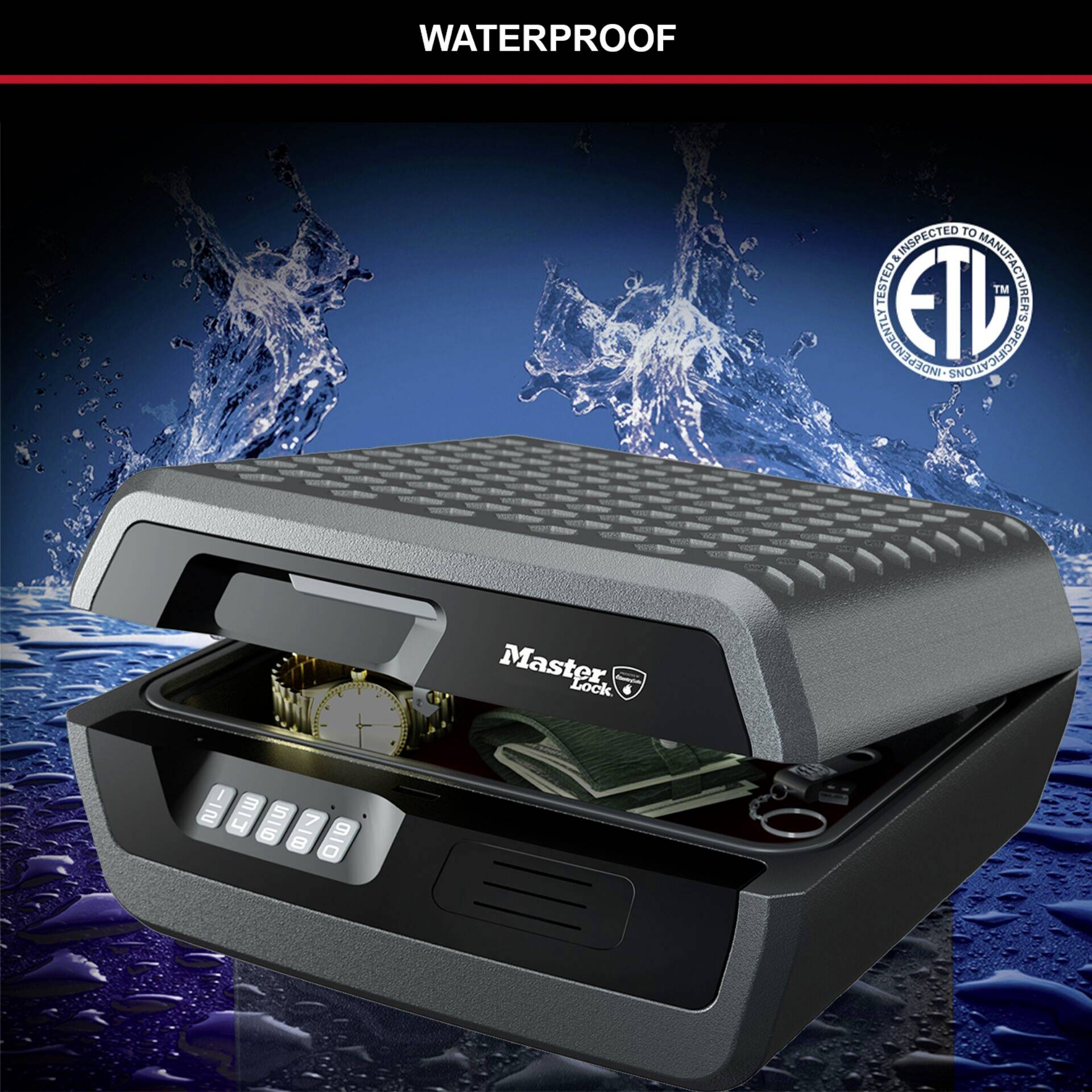 Image publicitaire d'un coffre-fort électronique étanche de la marque Master Lock, contenant des montres et des documents à l'intérieur, certifié ETL.