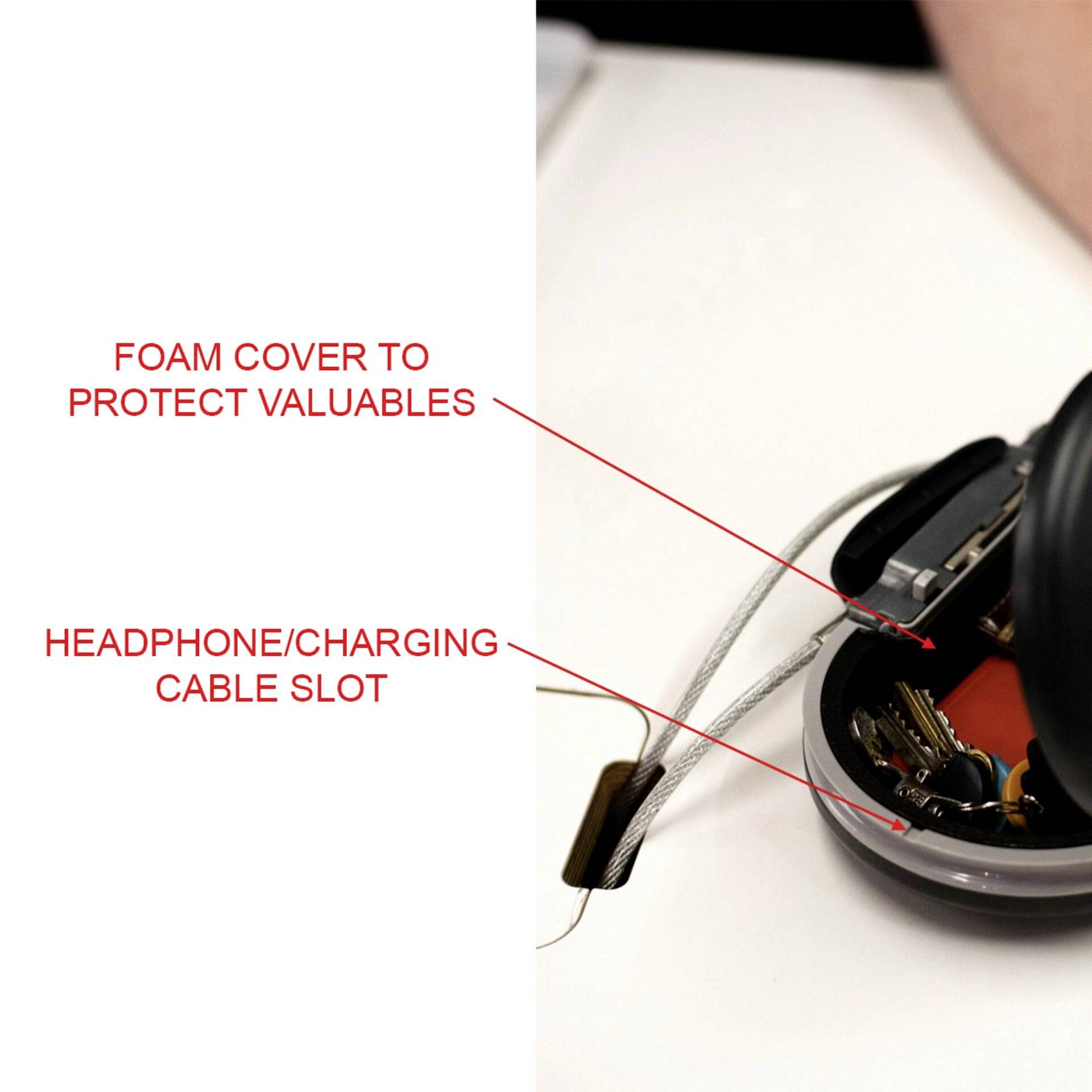 'Sac noir à surface en mousse pour protéger les objets de valeur, avec une fente pour écouteurs/câble de charge pour une utilisation facile.'