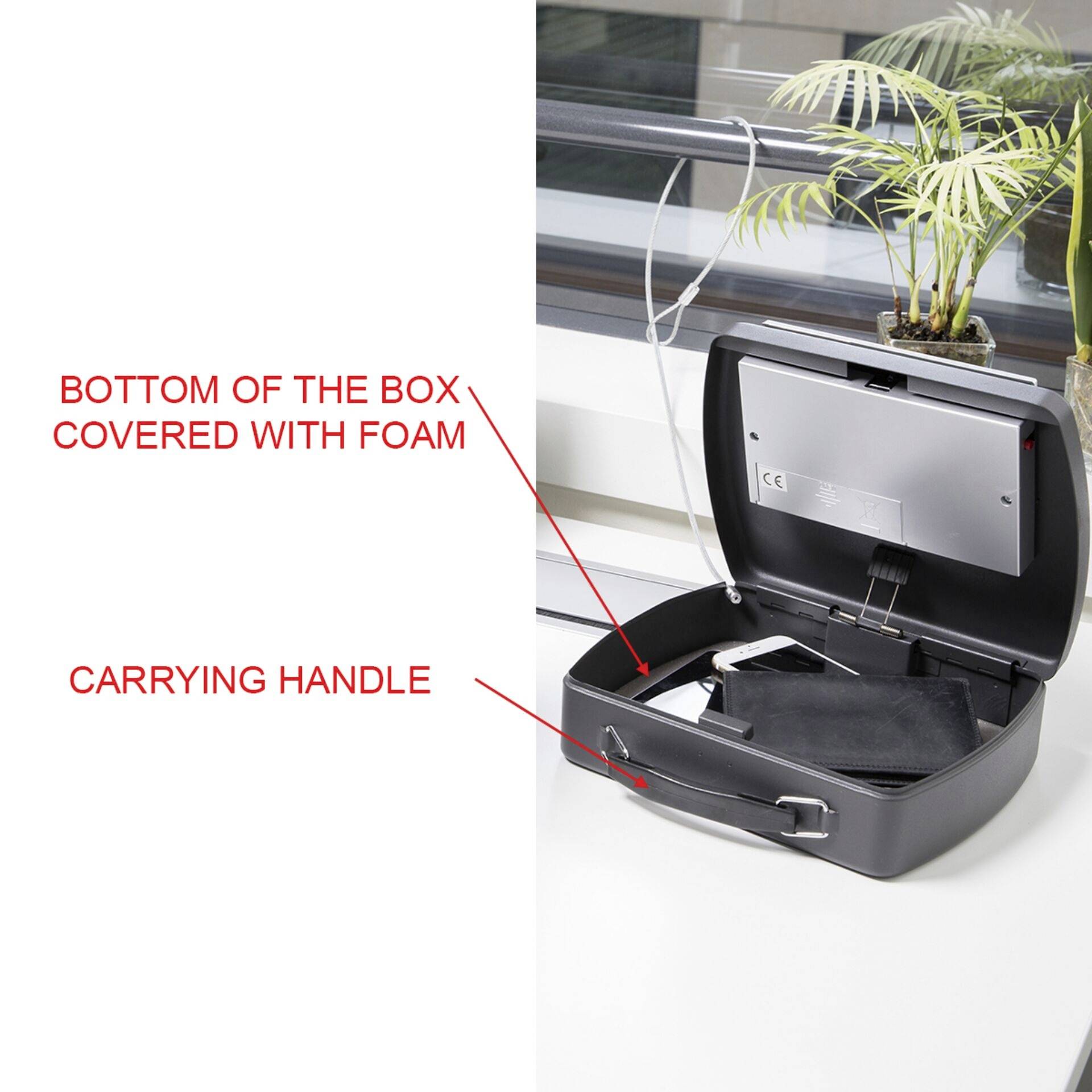 Une valise ouverte montre de la mousse à l'intérieur et une poignée de transport. Une flèche pointe vers « FOND DE LA BOÎTE RECOUVERT DE MOUSSE ».