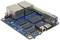 Une carte mère bleue de microordinateur avec plusieurs connexions et puces. Elle contient des ports Ethernet et un connecteur pour périphériques USB.