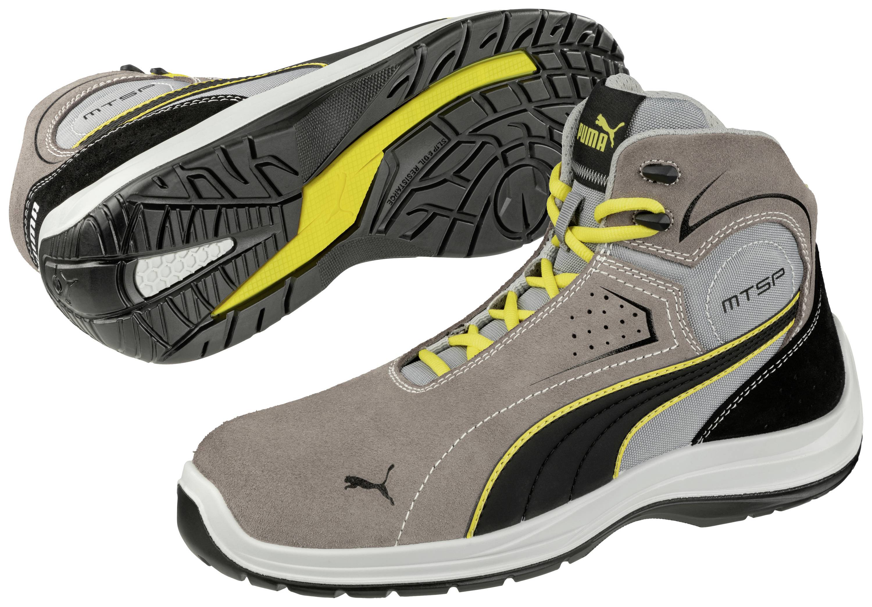 Une paire de chaussures de sport grises avec des détails jaunes et une semelle en caoutchouc noir. Les chaussures de sport affichent le logo Puma sur le côté.