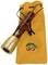 Un instrument à vent en bois avec une extrémité en métal est posé sur un sac jaune avec un motif de cerise brodé.