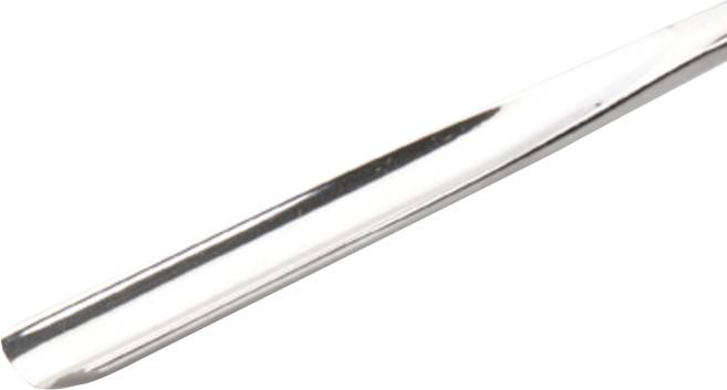 Une tige métallique à surface lisse et brillante, orientée diagonalement de haut gauche à bas droite, sur un fond blanc.