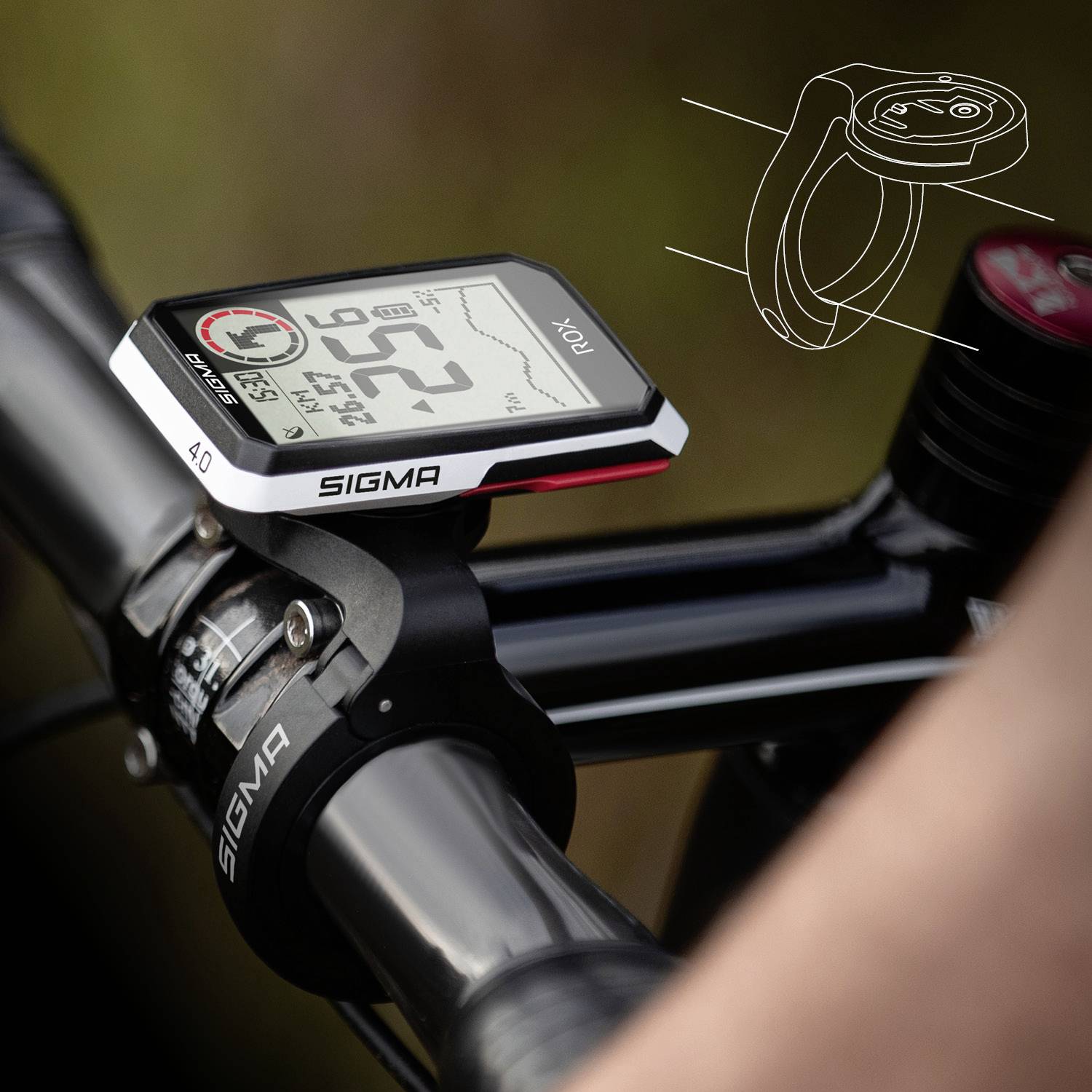 Ordinateur de vélo sur un guidon, affichant la vitesse, la fréquence cardiaque, la distance et le temps. Vue détaillée de la fixation en haut à droite.
