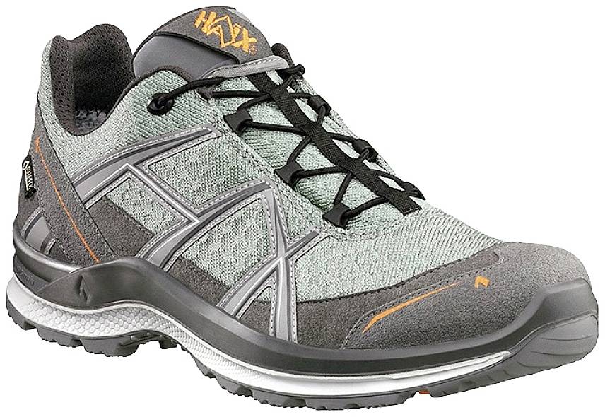 Une chaussure de randonnée sportive, grise avec des accents noirs et oranges sur un fond blanc.