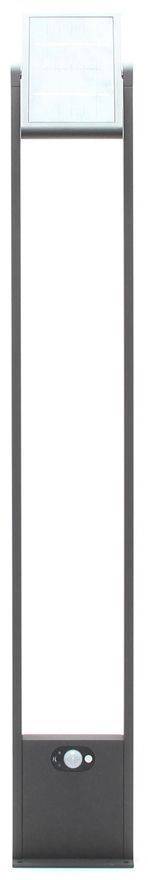 Un lampadaire moderne et élancé avec un cadre noir et un abat-jour rectangulaire en verre.