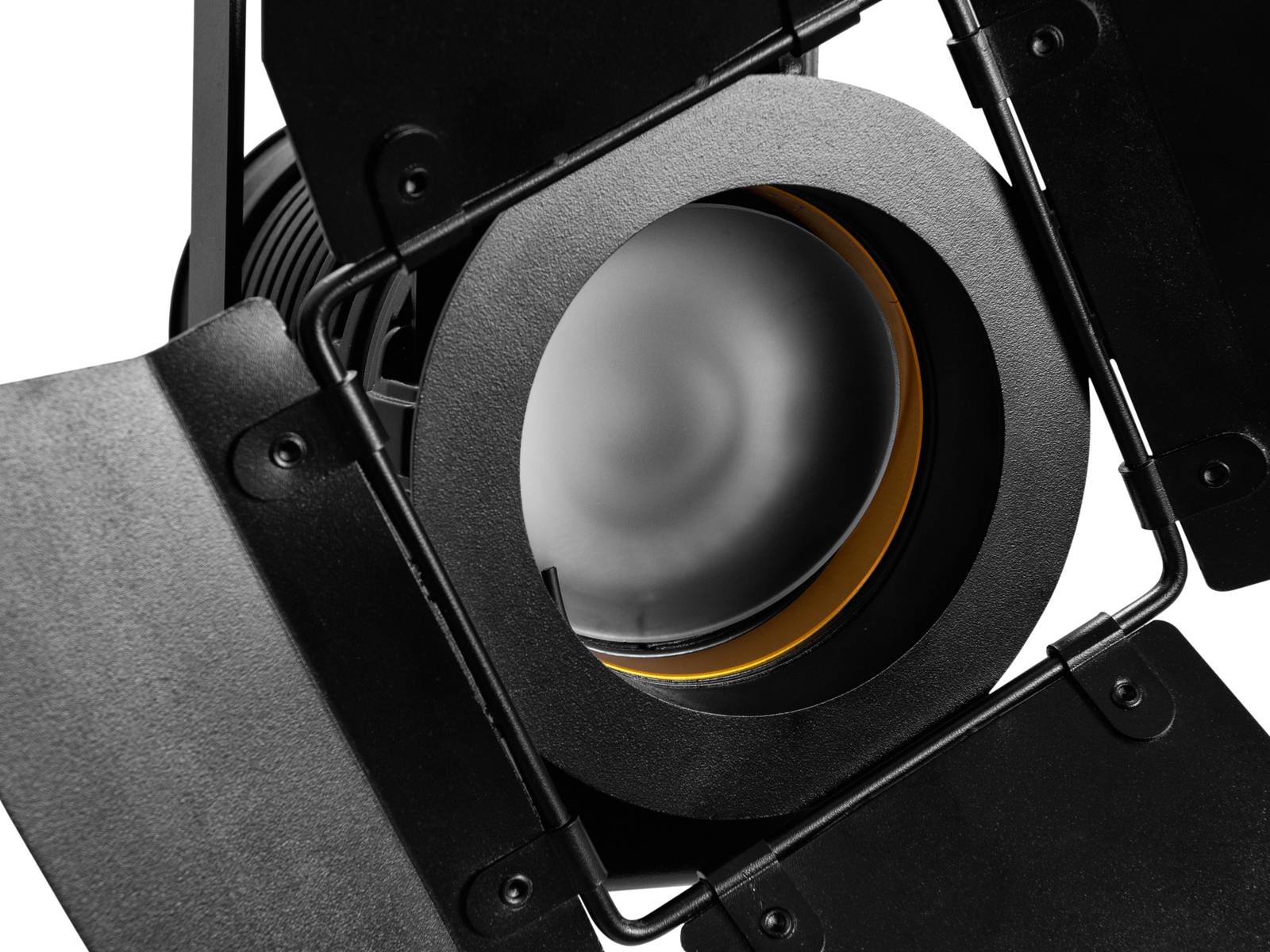 Un projecteur de studio avec des volets noirs qui dirigent la lumière.