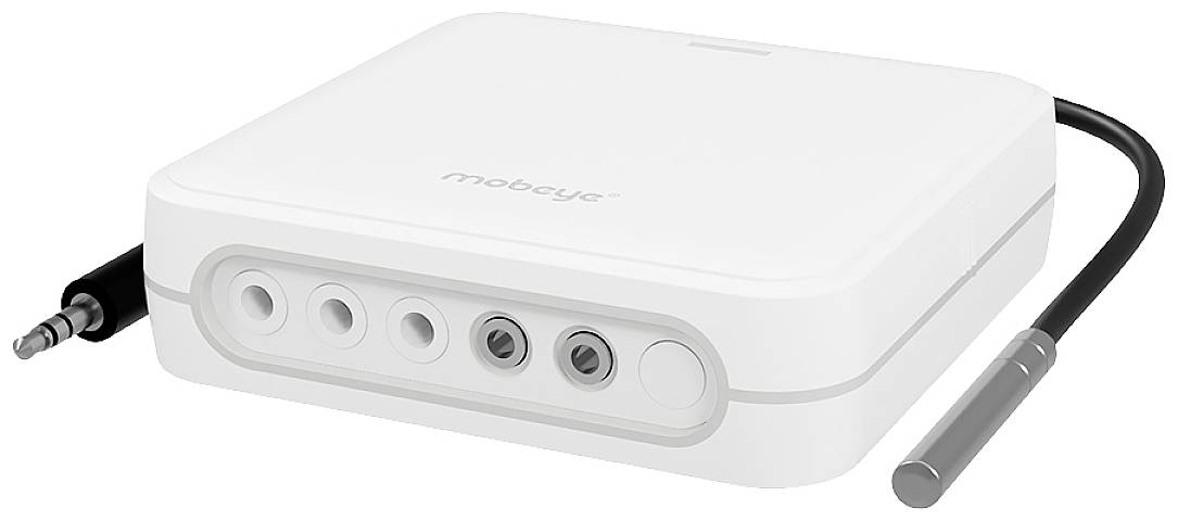 Appareil électronique blanc doté de plusieurs ports sur la façade avant et d'un câble avec une fiche sur le côté gauche.