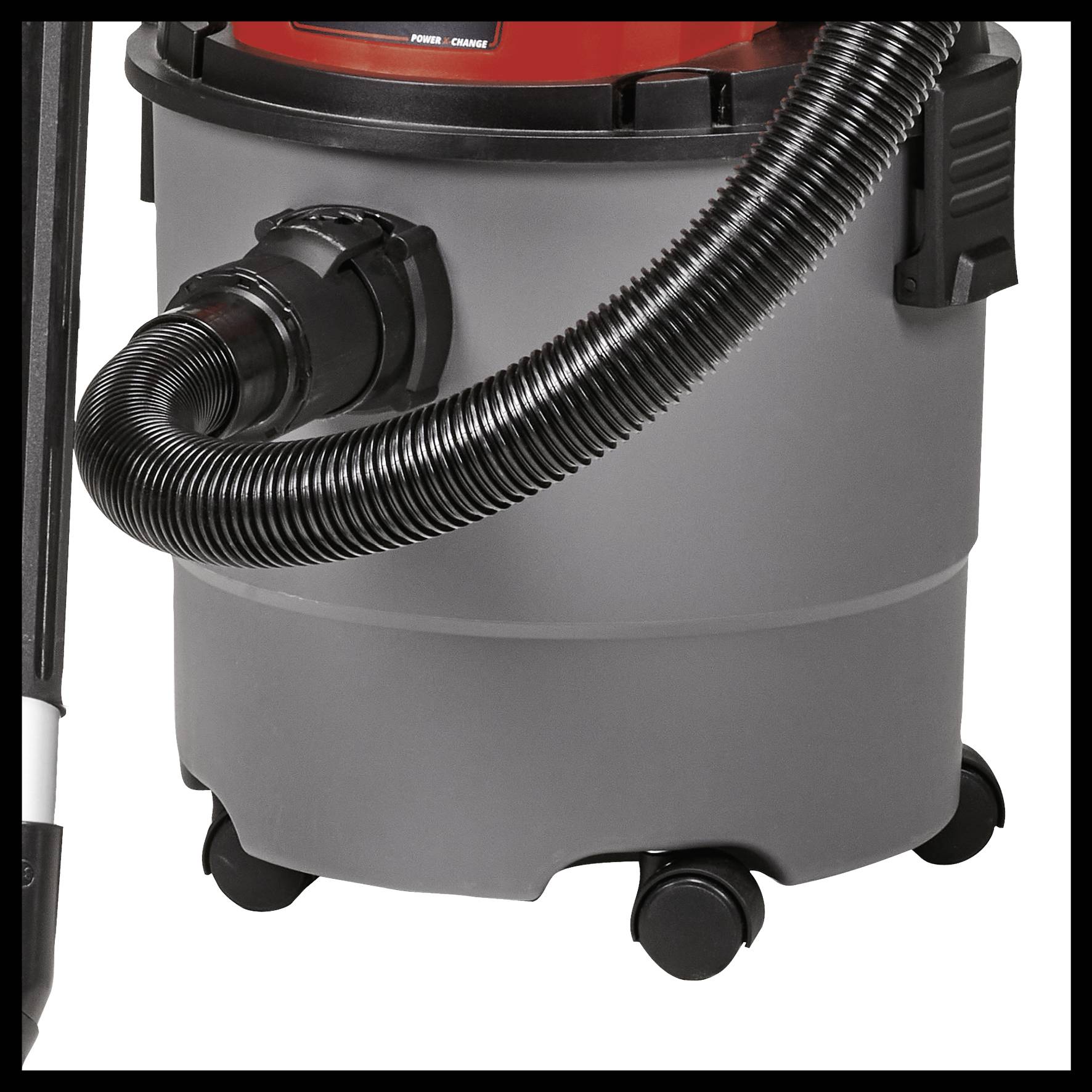 Un aspirateur gris avec un tuyau noir et des roues, adapté pour une utilisation sur différents types de surfaces.