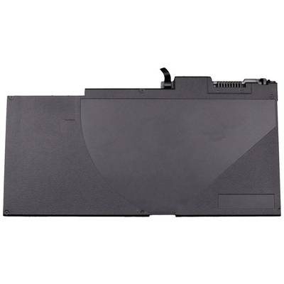 Une batterie plate et rectangulaire pour ordinateur portable avec un boîtier en plastique noir. Elle se connecte à l'ordinateur portable via des interfaces situées sur sa face supérieure.