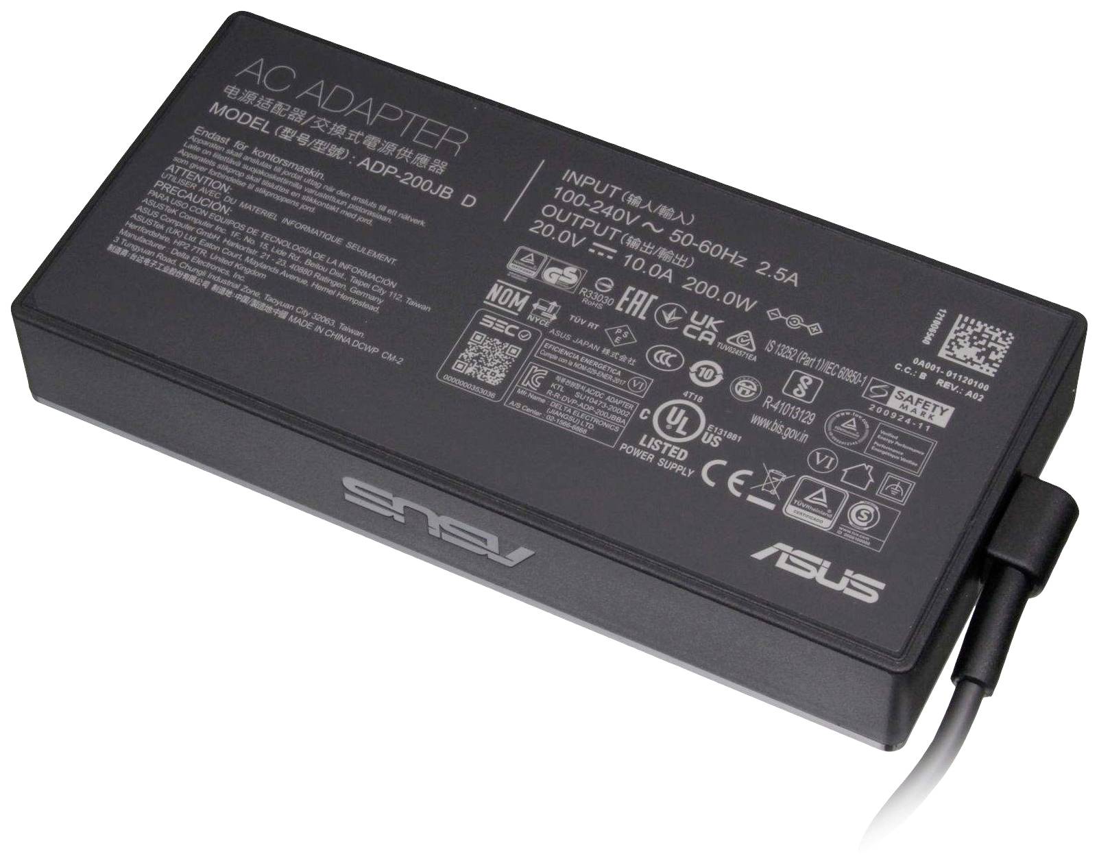 Un adaptateur secteur noir de marque Asus, modèle ADP-200JB D, avec des spécifications d'entrée et de sortie, des données de performance et des logos de certification.