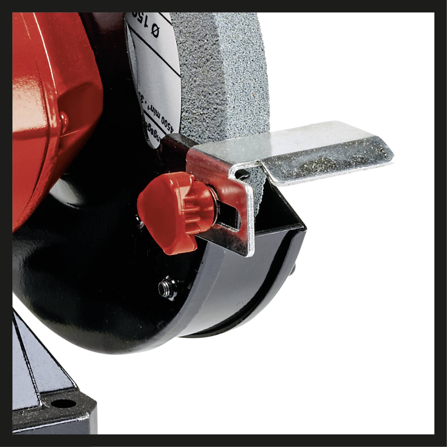 Une meuleuse rouge avec un disque abrasif gris et un levier de protection argenté. L'accent est mis sur le dispositif de sécurité.