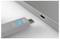 Connecteur USB-C en cours d'insertion dans le port de charge USB-C d'un ordinateur portable, avec le connecteur aligné et presque connecté.