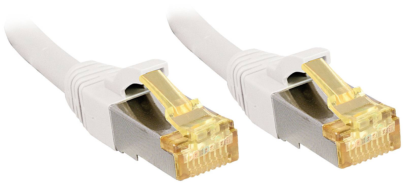 Deux câbles Ethernet avec connecteurs RJ-45, l'un de couleur argent et l'autre de couleur or, posés côte à côte sur un fond blanc.
