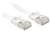 Deux câbles Ethernet blancs avec des connecteurs en plastique transparents
