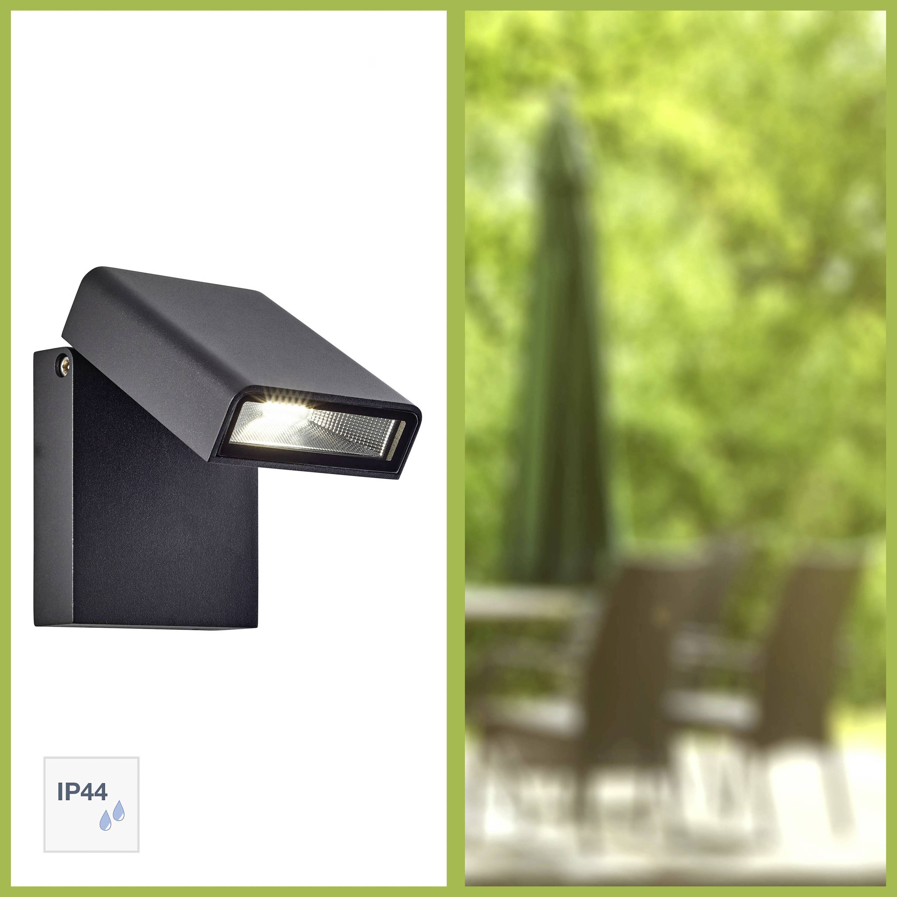 Applique murale extérieure rectangulaire noire avec éclairage LED à côté d'une image floue de meubles de jardin ; adaptée à l'extérieur (IP44).