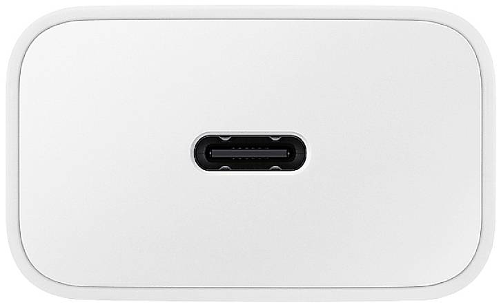 Chargeur blanc avec port USB-C, placé au centre, sur un fond neutre.
