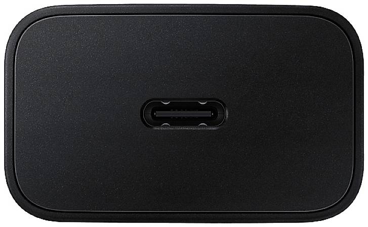 Un adaptateur noir rectangulaire avec un port USB-C au centre. L'adaptateur a des coins arrondis.