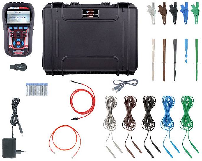 'Un testeur de diagnostic avec accessoires : un appareil, des câbles, des pinces, des adaptateurs et des batteries, le tout disposé autour d'un sac de transport noir.'