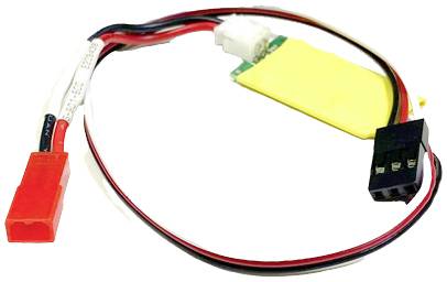 Un câble avec des fils rouges, noirs et blancs, relié à deux fiches à ses extrémités. L'une des extrémités est connectée à un composant jaune.