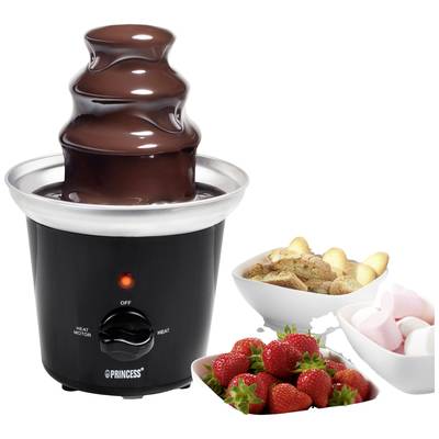 Une fontaine de chocolat, entourée de bols de fraises, de cookies et de guimauves, invite à la dégustation.