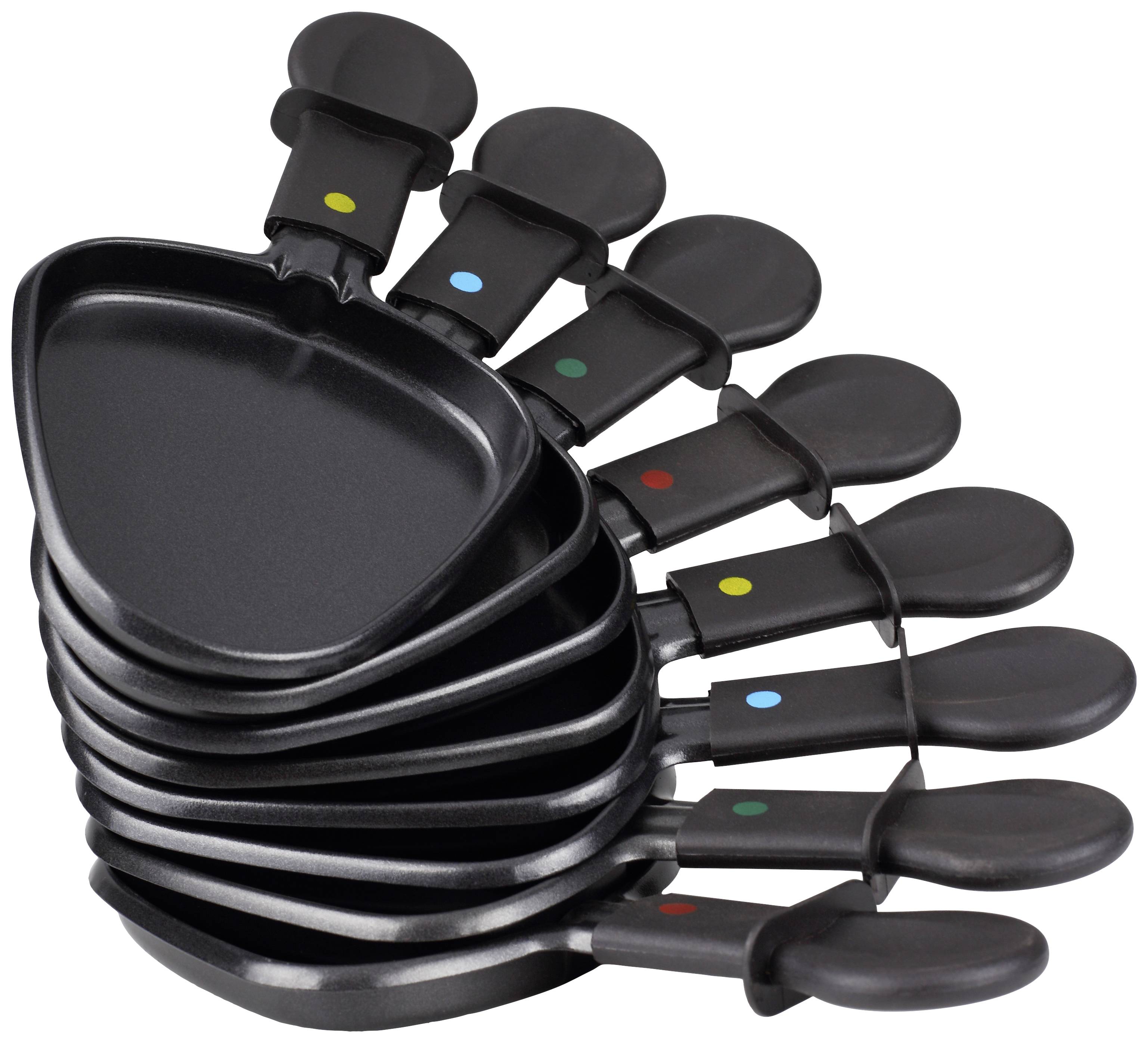 Petits plats à raclette empilés les uns sur les autres, chacun marqué d'un point de couleur pour les différencier, prêts à être utilisés pour la cuisson et le service en commun.