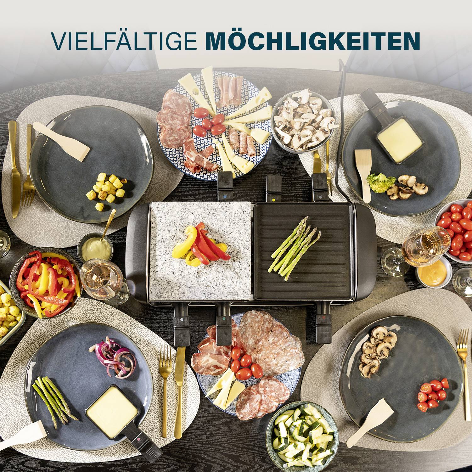 Sur une table dressée, différents ingrédients tels que des légumes, de la viande et du fromage sont disposés autour d'un grill à raclette. Texte : 'Possibilités variées'.