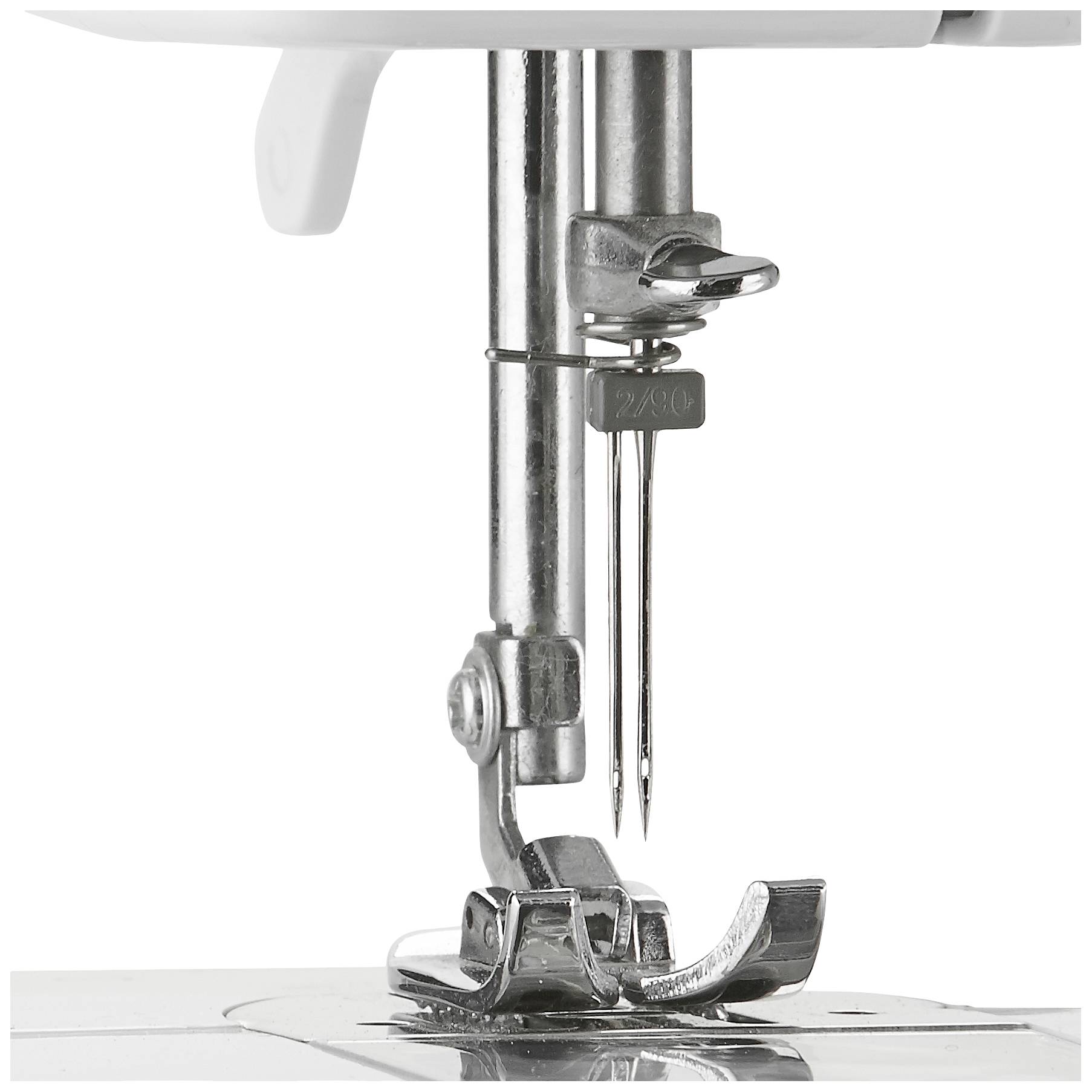 Gros plan d'une aiguille de machine à coudre à double aiguille et de son pied-de-biche. Elle montre les détails du mécanisme qui guide le tissu.