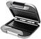 Un sandwich grill ouvert avec des plaques de cuisson noires et un boîtier argenté, prêt à être utilisé.
