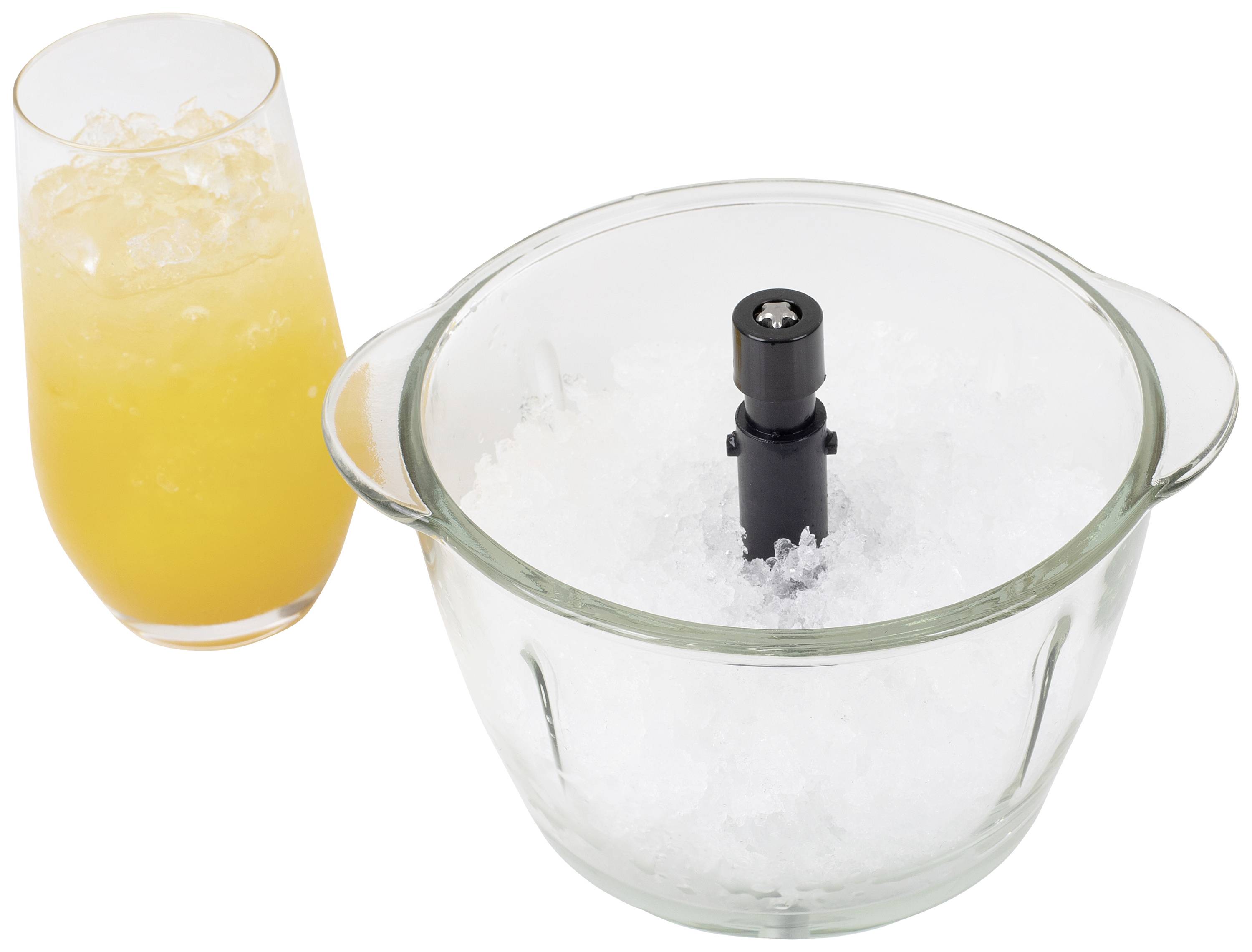 Un verre de jus d'orange et un bol de glaçons.