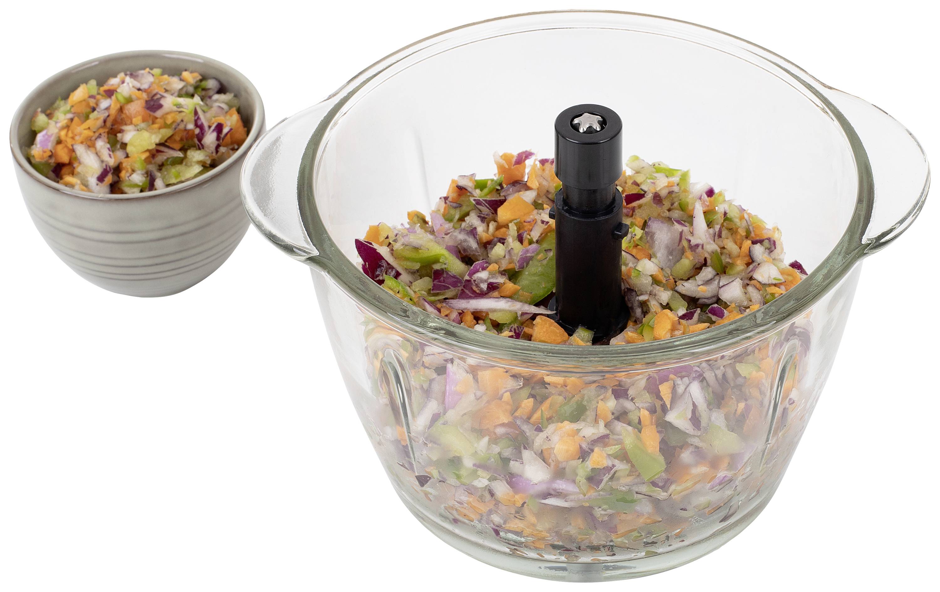 Un récipient en verre contenant des légumes hachés, comprenant des oignons rouges, des carottes et du céleri. À côté se trouve un petit bol avec le même contenu.