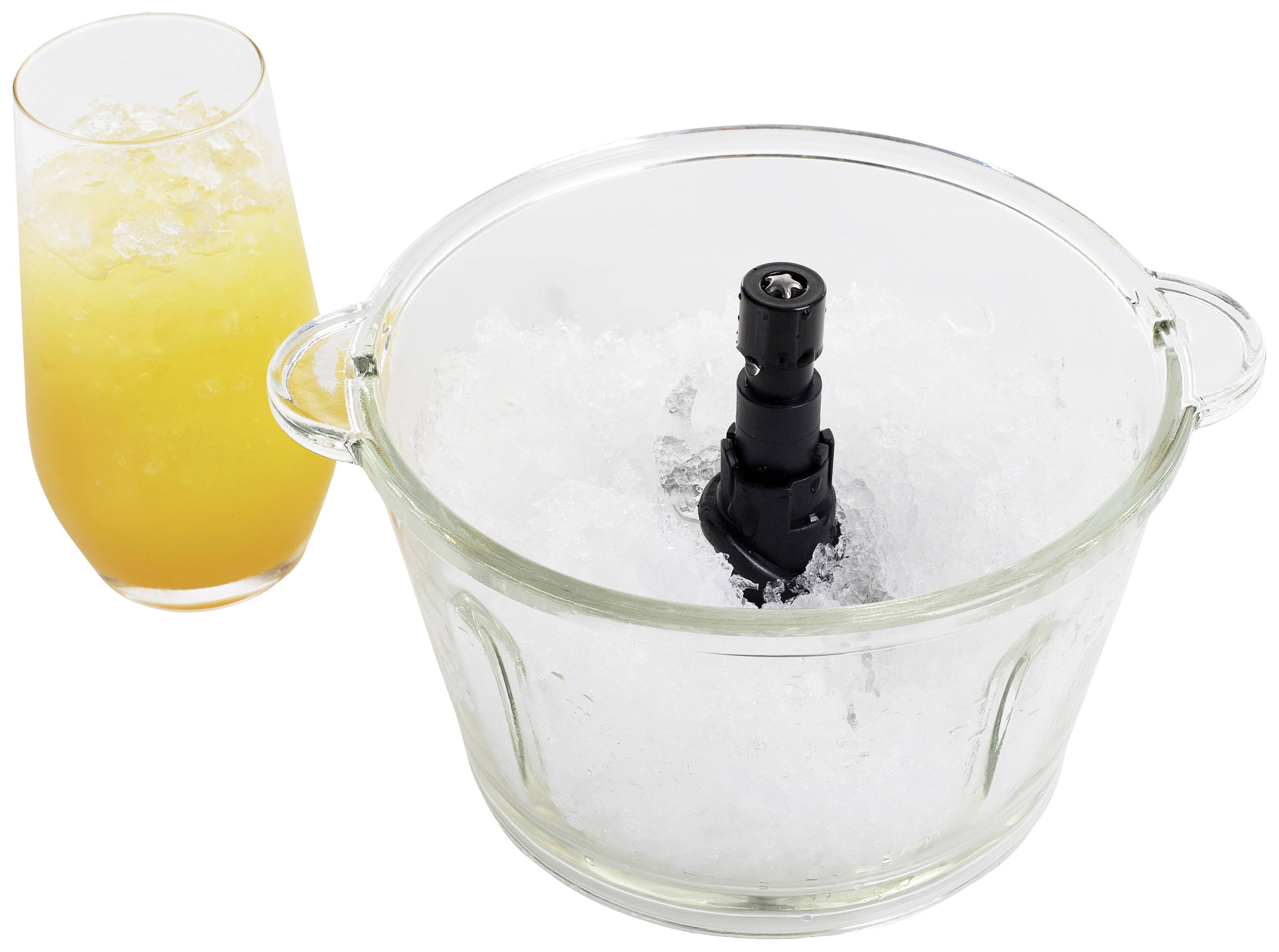 Un verre de jus d'orange est posé à côté d'une coupelle de glaçons concassés et d'un embout de mixeur noir au centre.