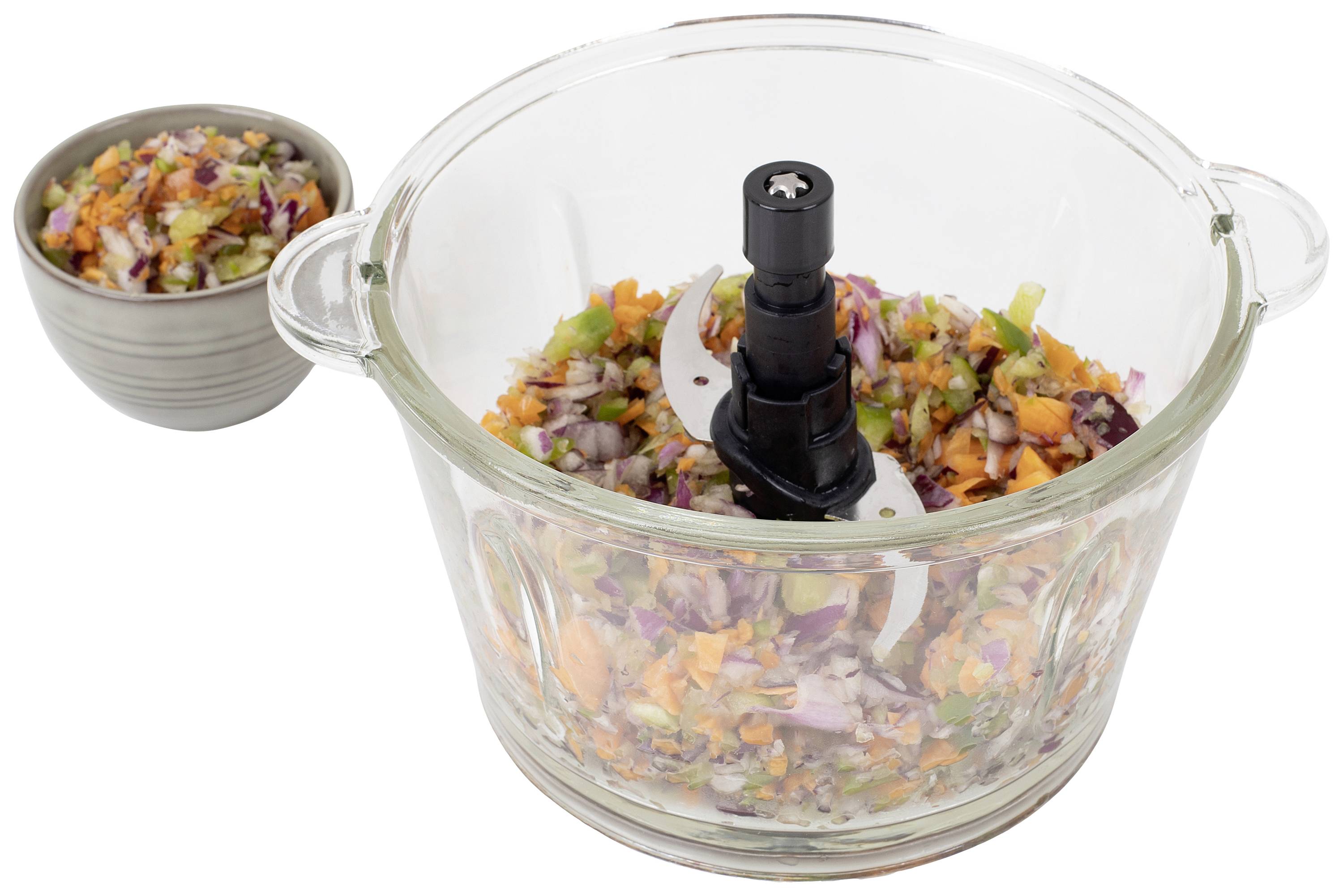 Un récipient en verre contenant des légumes hachés sur un hachoir, comprenant des carottes et des oignons. À côté, un bol avec un contenu similaire.