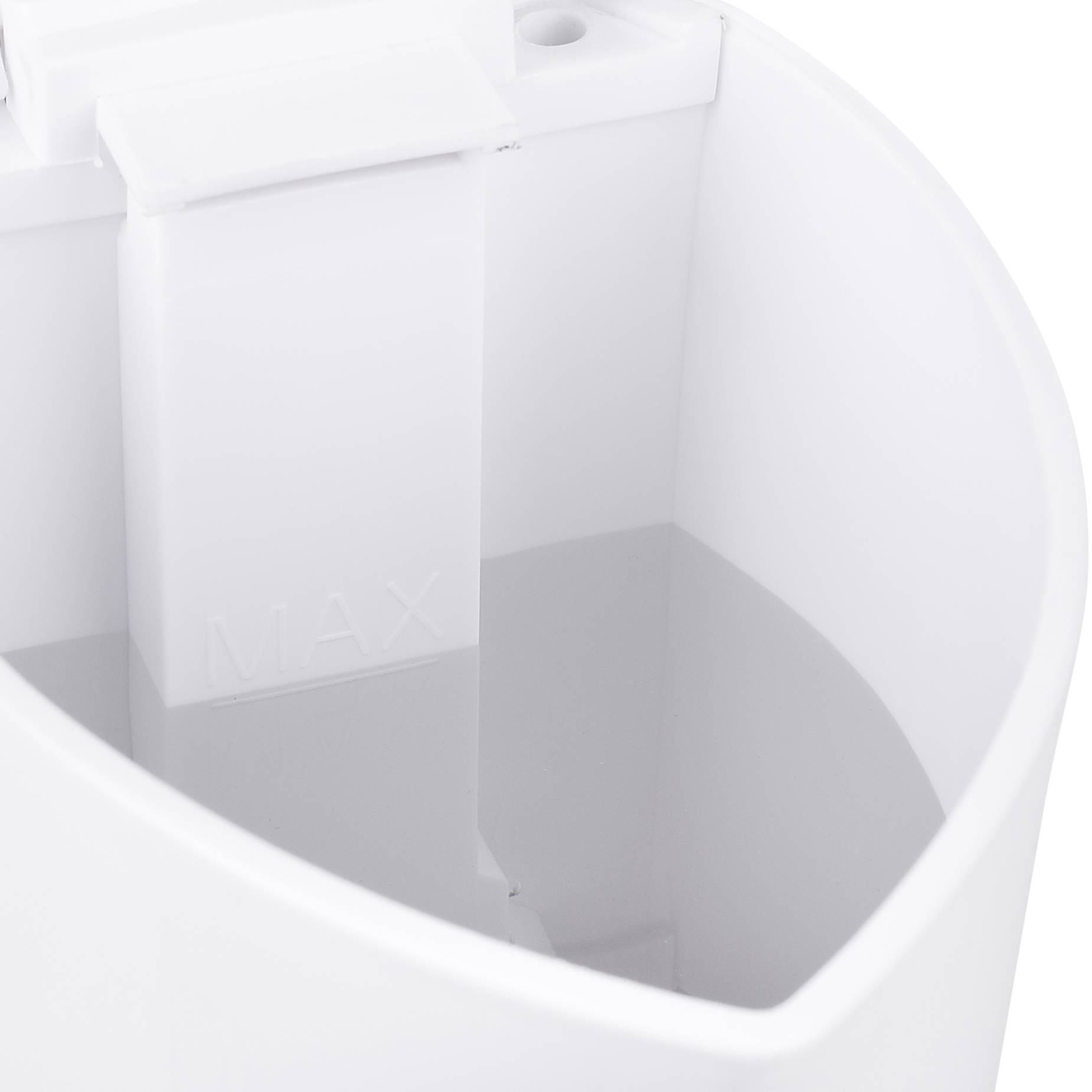 Un récipient blanc rempli d'eau jusqu'à la marque 'MAX'.