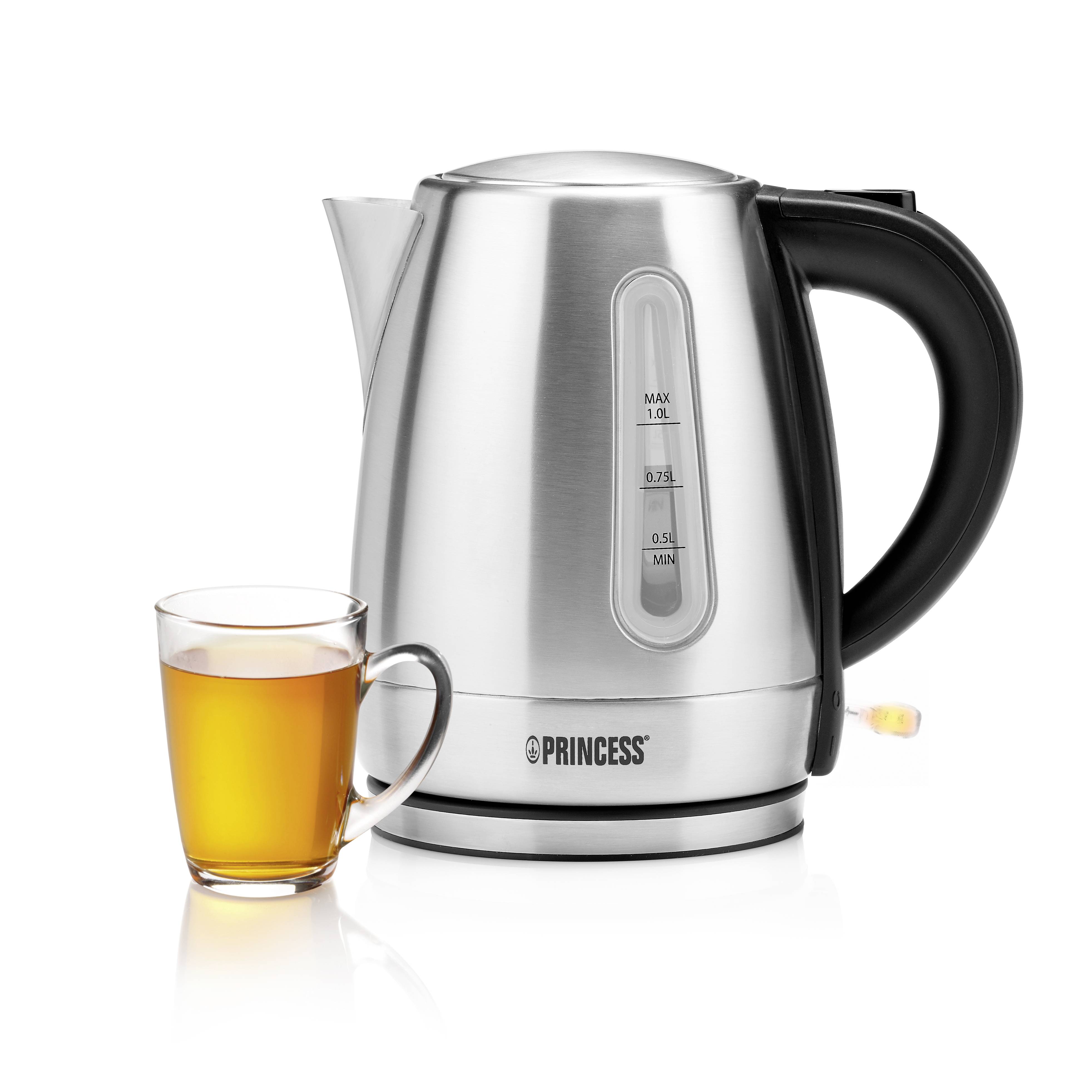 Une bouilloire argentée à côté d'un verre de thé chaud sur une surface blanche. La bouilloire affiche des informations sur le niveau d'eau.