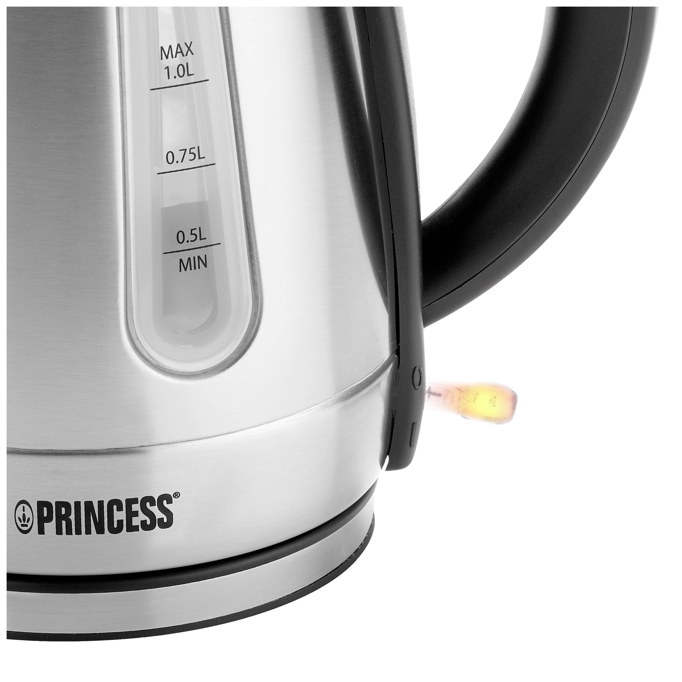 Gros plan d'une bouilloire en argent avec une poignée noire. L'indicateur de niveau d'eau indique un maximum de 1,0 L. Marque 'Princess' au fond.