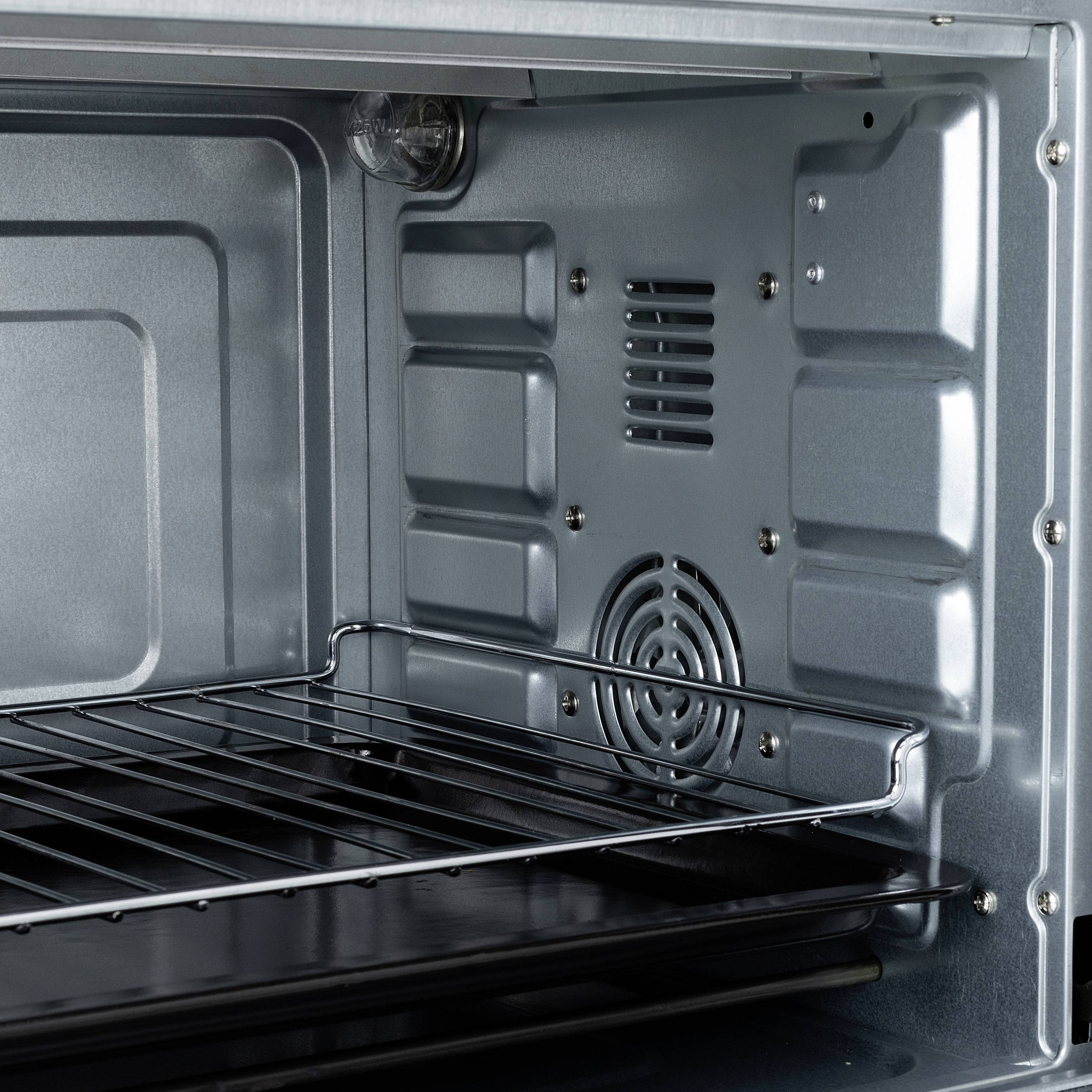 Intérieur d'un four vide et propre avec une grille centrale et un mur arrière ventilé.