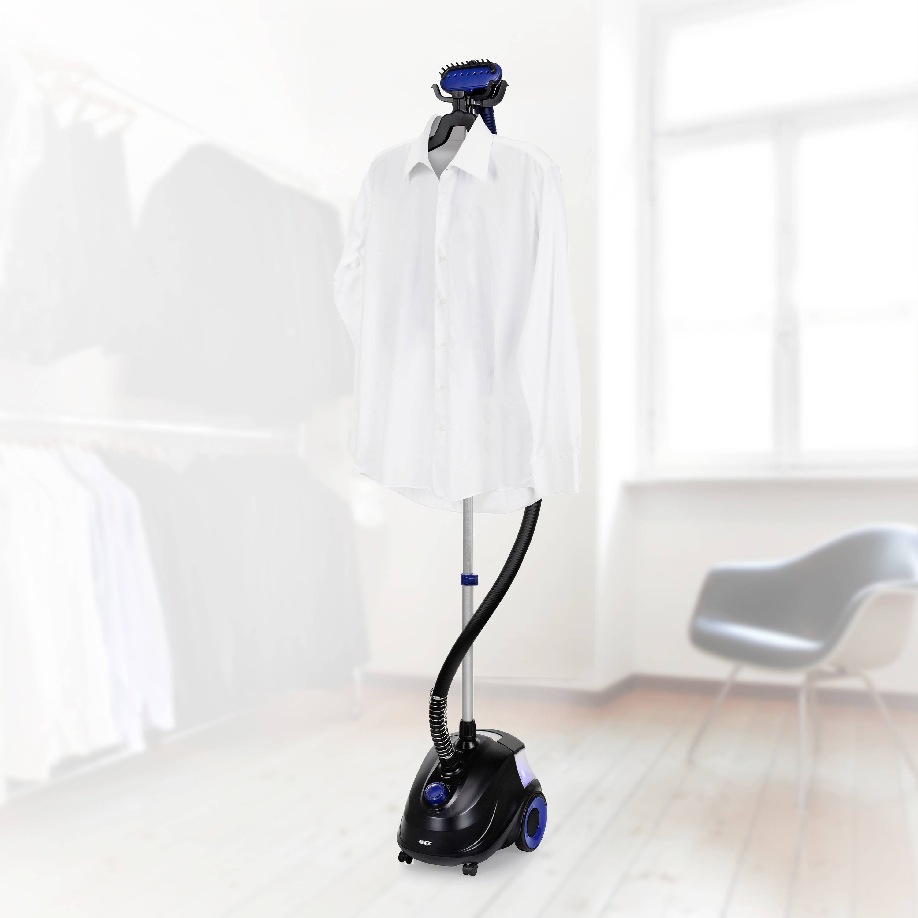 Fer à repasser avec une chemise blanche suspendue dans une pièce lumineuse, avec une chaise et une armoire en arrière-plan.