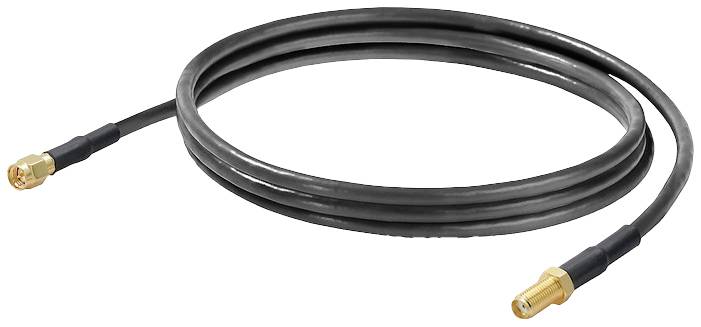 Un câble coaxial noir avec des connecteurs dorés à chaque extrémité est posé sur une surface blanche.