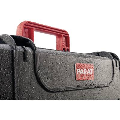 Une valise noire avec des gouttes d'eau sur sa surface et une poignée rouge. Sur la valise se trouve un panneau rouge portant l'inscription 'PARAT'.