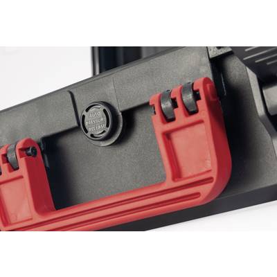 Gros plan d'un boîtier en plastique avec une poignée rouge et un joint de décompression noir pour automobile, permettant la compensation de pression.