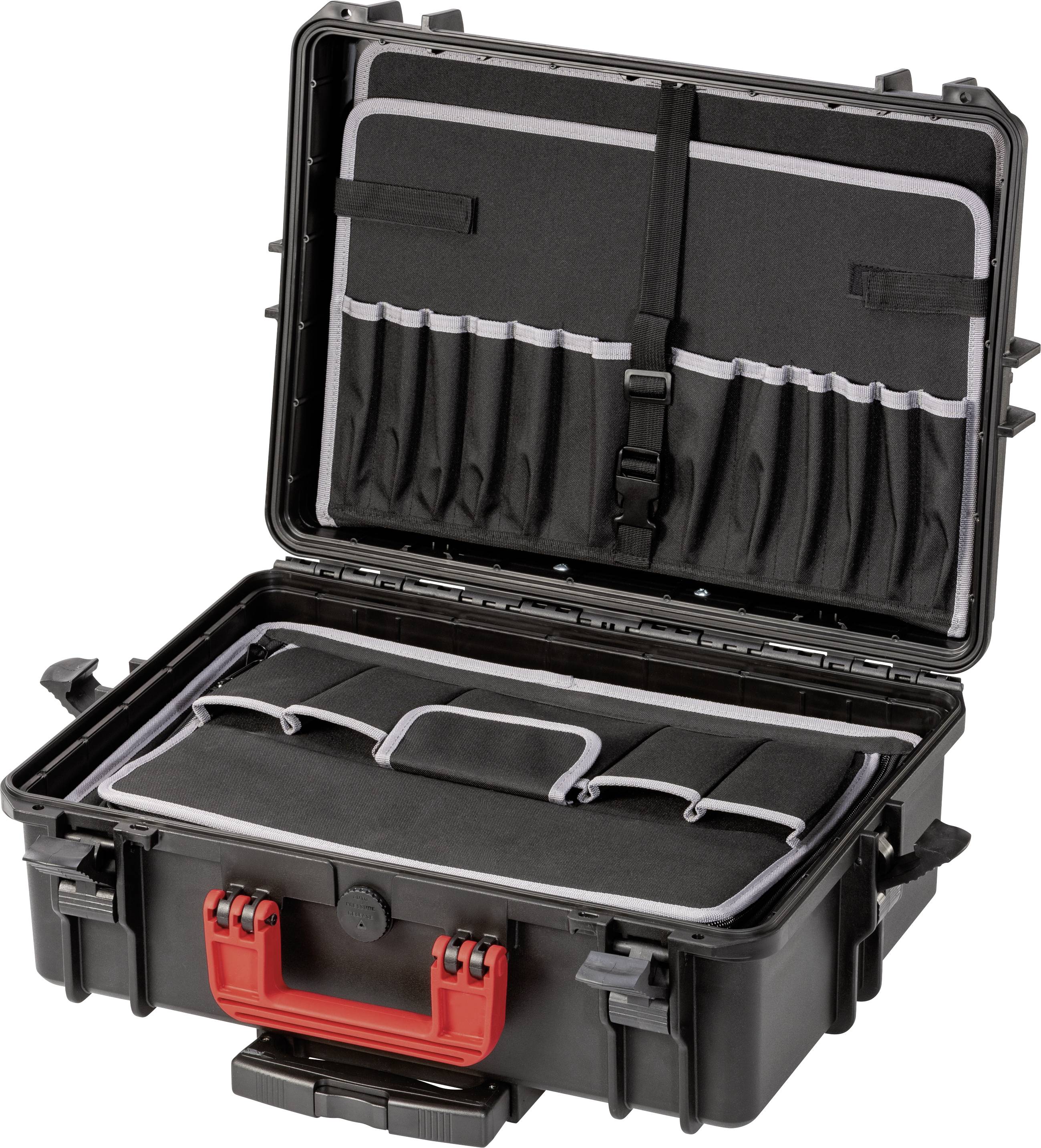 Une valise rigide noire ouverte avec une poignée rouge montre plusieurs compartiments et poches à l'intérieur du couvercle pour le rangement et l'organisation.