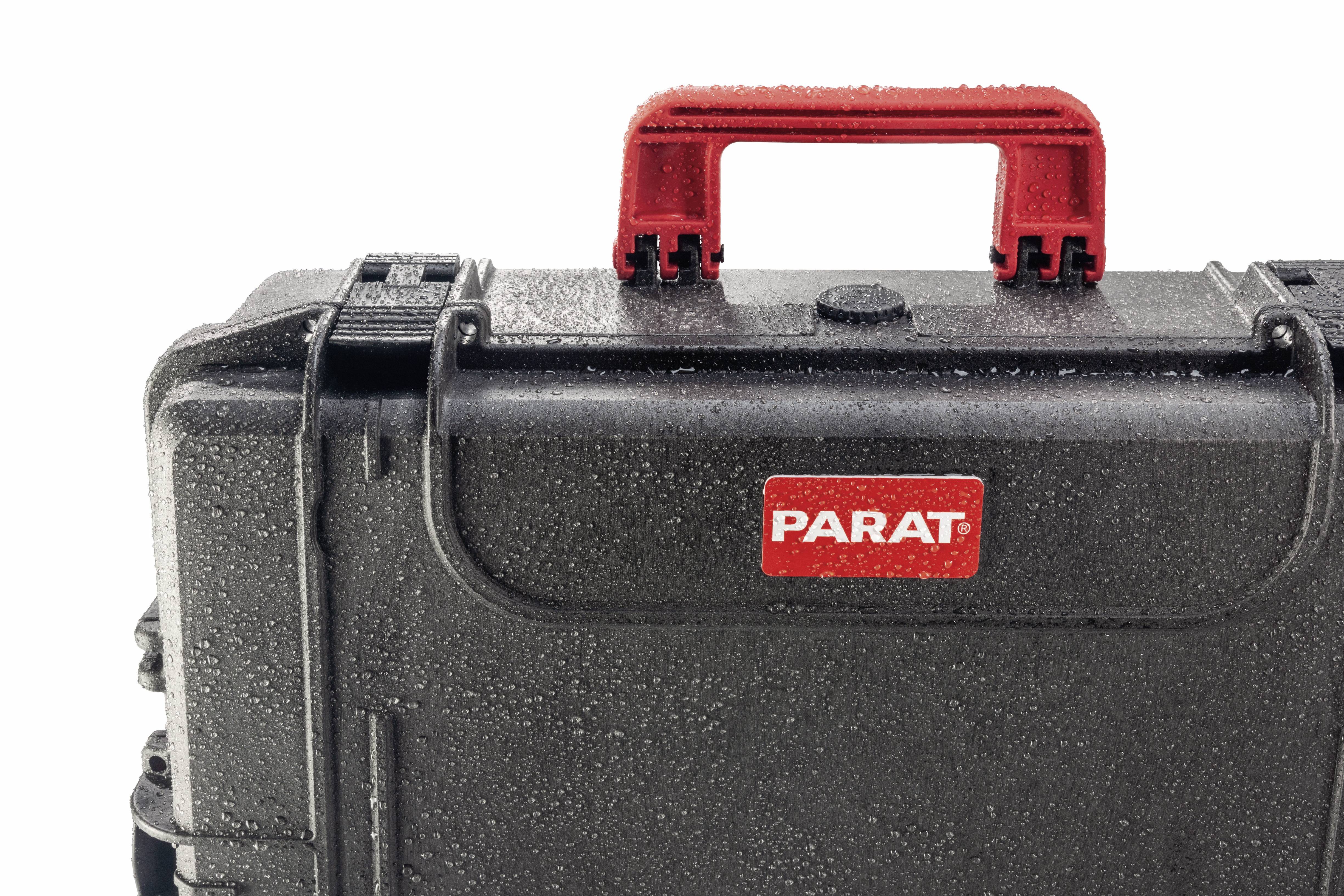 Valise noire avec poignée rouge et le logo 'PARAT', recouverte de gouttelettes d'eau.