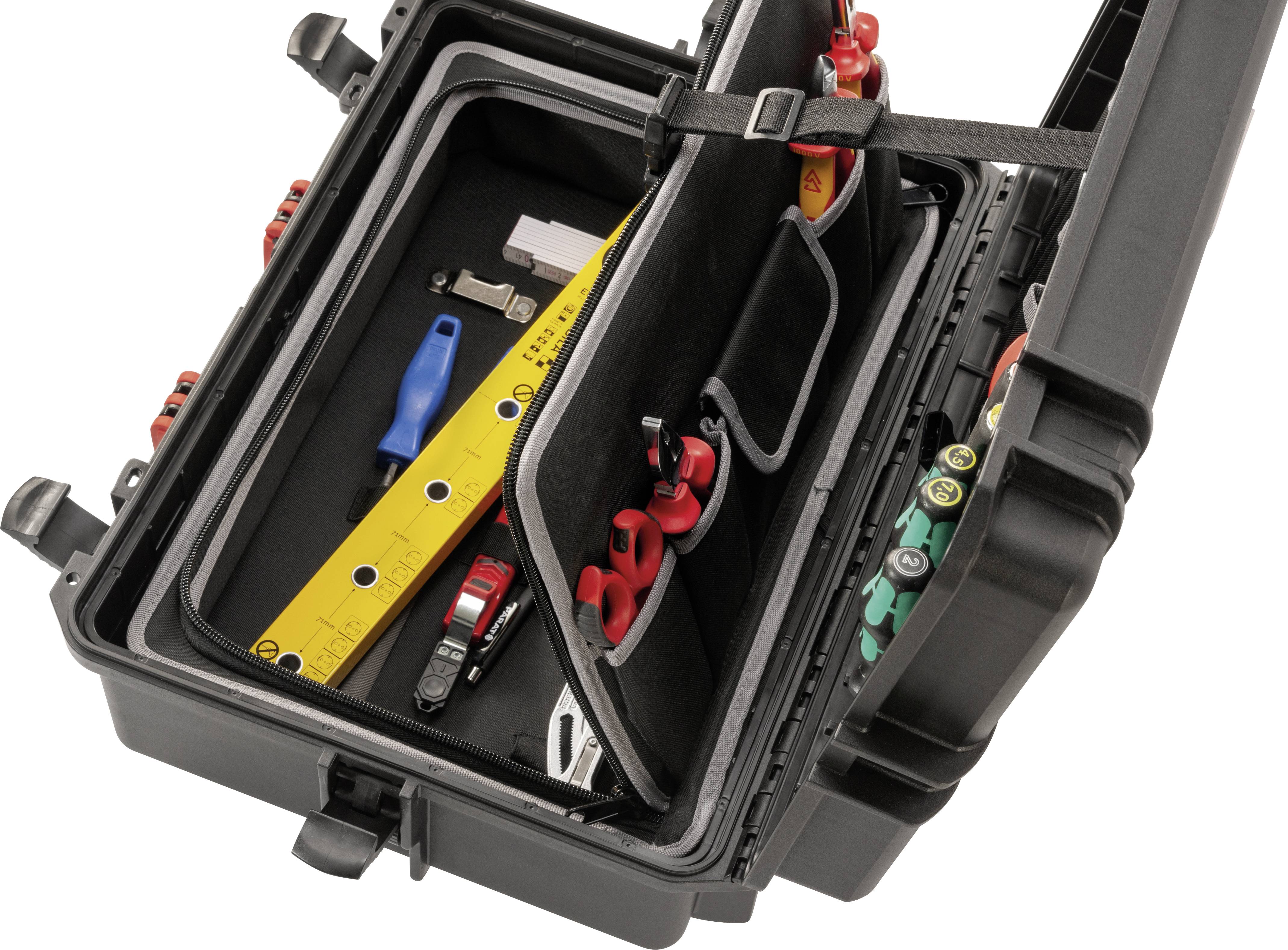 Une boîte à outils noire ouverte, montrant des outils rangés tels que des tournevis, un mètre ruban et des petites pièces.