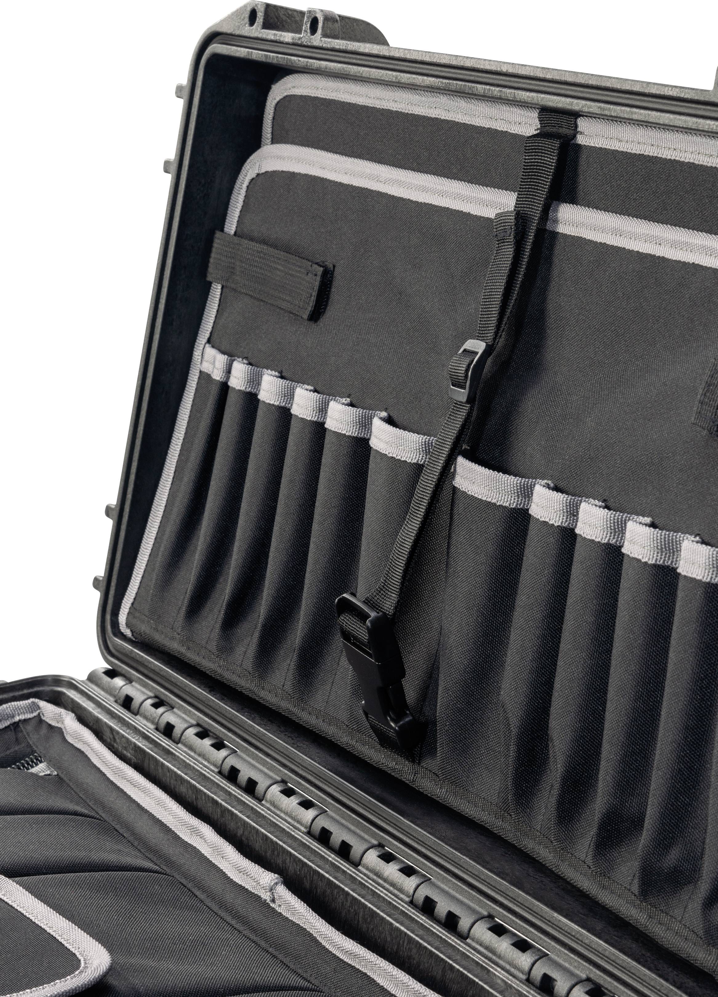 Valise noire ouverte avec plusieurs compartiments et sangles pour organiser les objets.