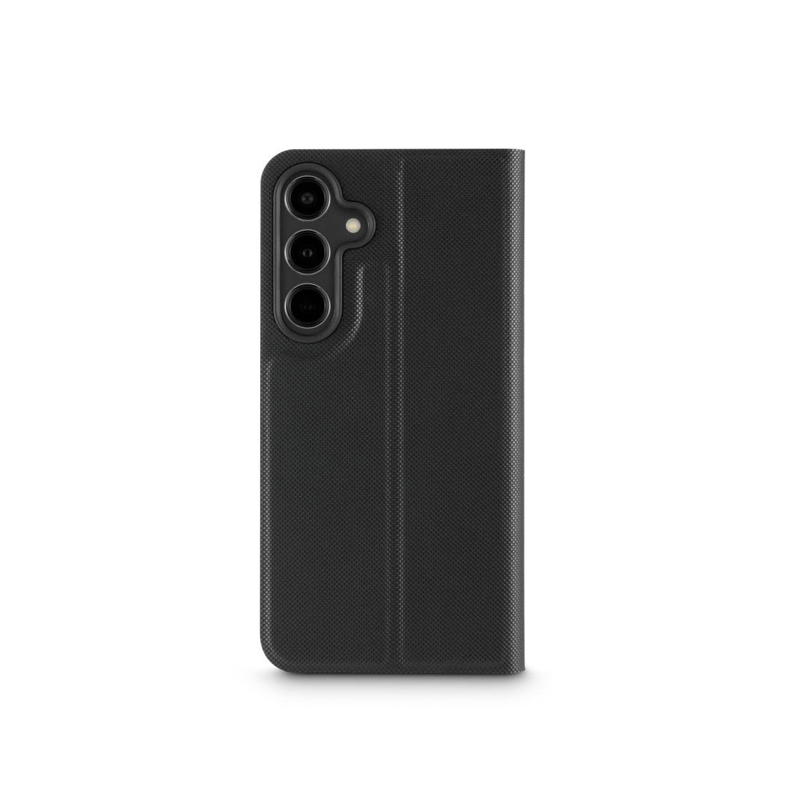 Étui noir pour téléphone en position verticale avec trois découpes pour caméras et surface structurée.