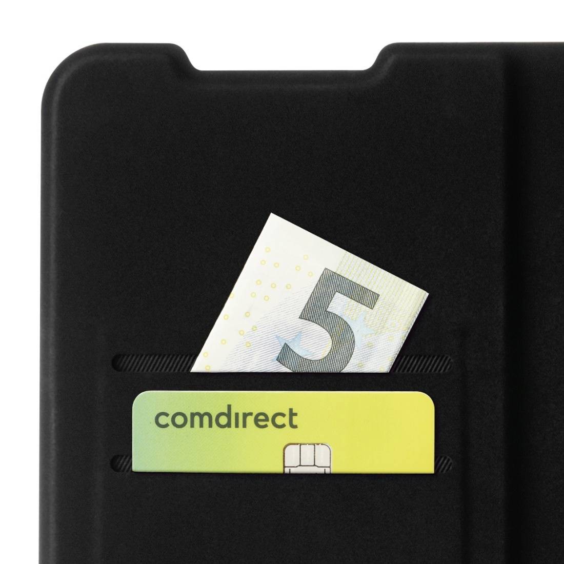 Un porte-cartes noir avec un billet de 5 euros bien visible et une carte comdirect est inséré dans une fente.