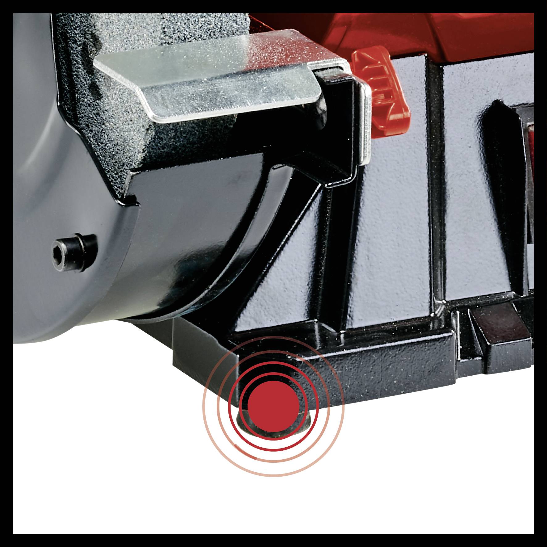 Gros plan d'une meuleuse d'angle avec un bouton de réglage rouge. La mise au point est faite sur un interrupteur et une zone marquée pour une utilisation sécurisée.