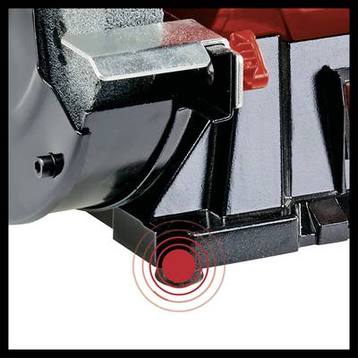 Gros plan d'une meuleuse d'angle avec un bouton de réglage rouge. La mise au point est faite sur un interrupteur et une zone marquée pour une utilisation sécurisée.