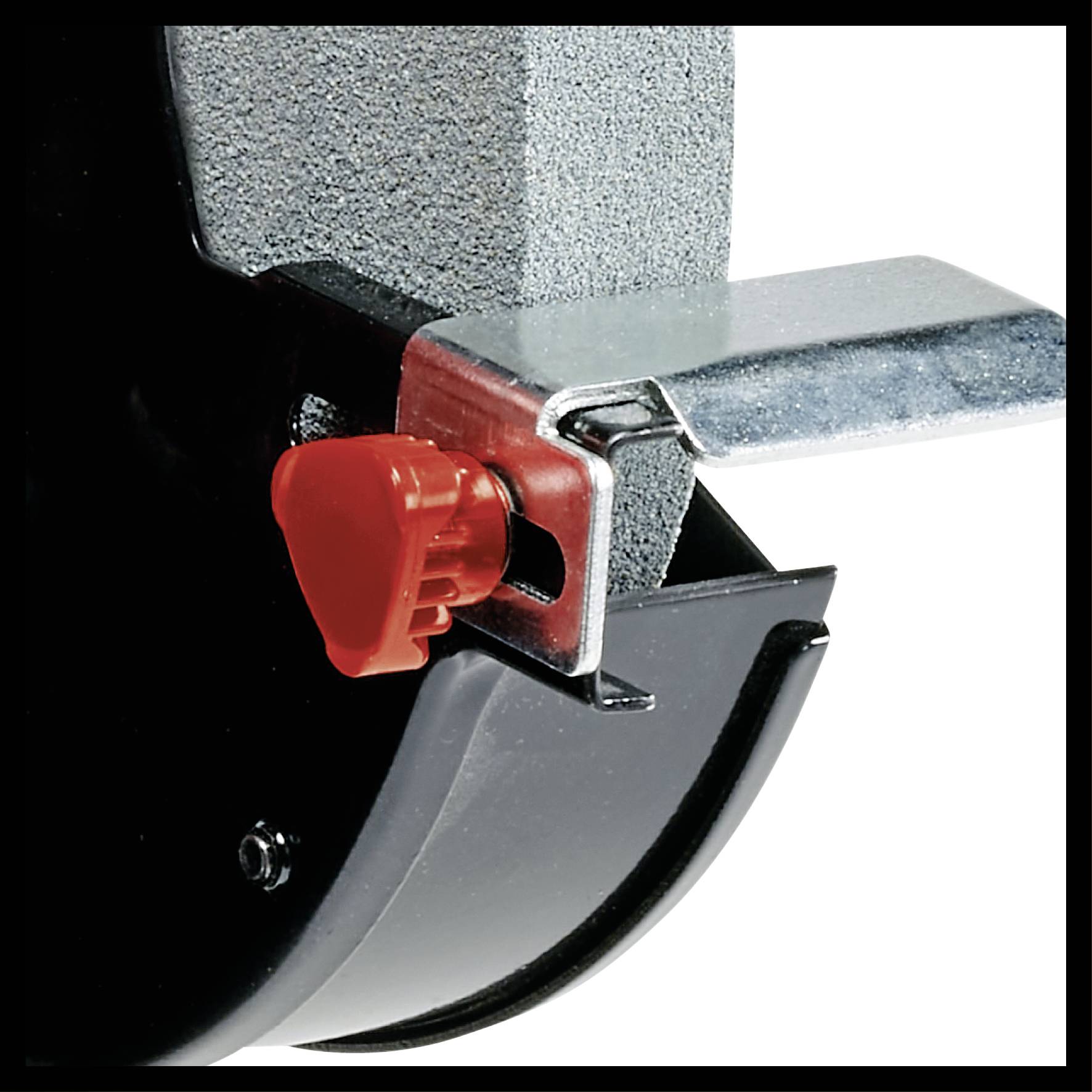 Gros plan d'une meule avec un bouton de réglage rouge et un protège-métal ; utilisé pour affûter des outils.